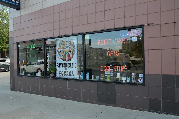 Super Groovy's Psychedelic Bodega Smoke Shop | Vapes, HHC, CBD, Kratom, Glass 9