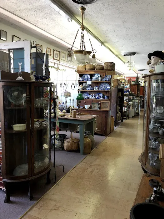 Lou's Antique Mall 6
