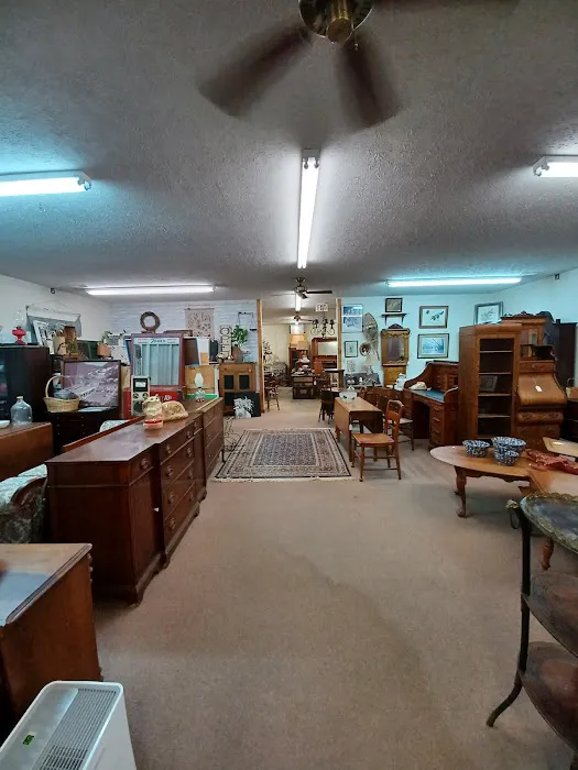 Peddler Antiques Mall 0