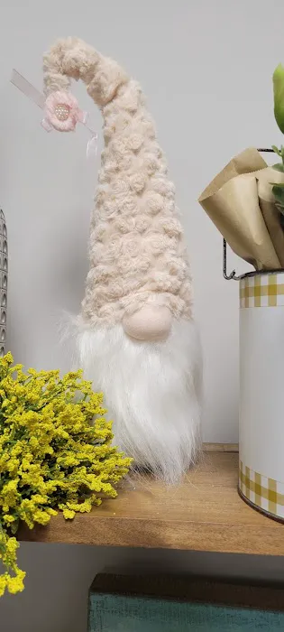 Nannys Prims and Decor 0