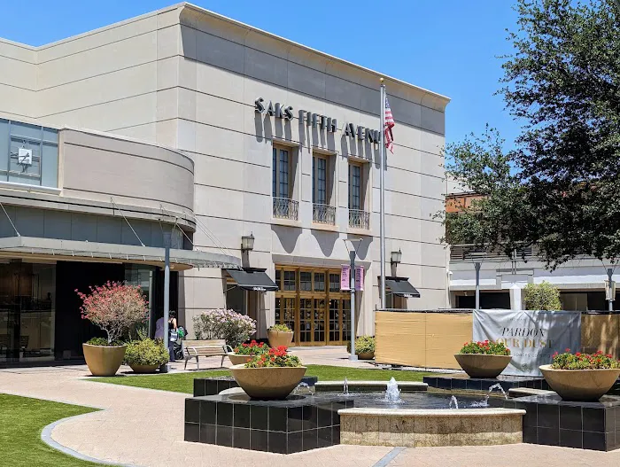 Saks Fifth Avenue 4