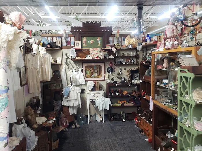 Pinky's Place - Antique & Artisan Market 3