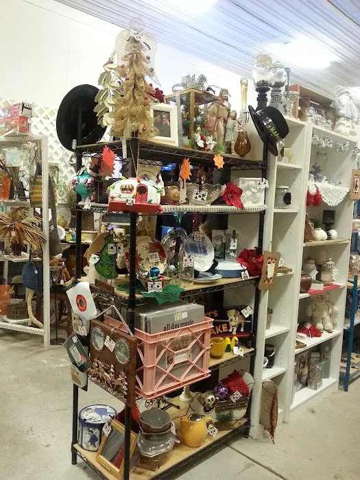 Pinky's Place - Antique & Artisan Market 0