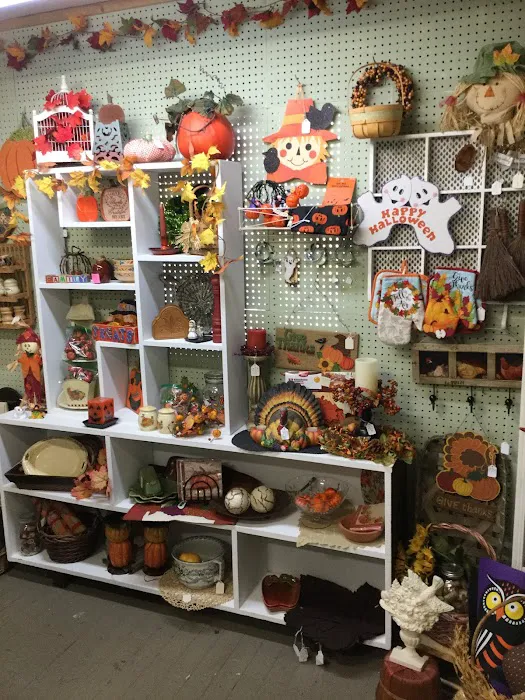 Pinky's Place - Antique & Artisan Market 9