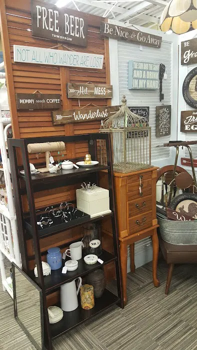 Pinky's Place - Antique & Artisan Market 6