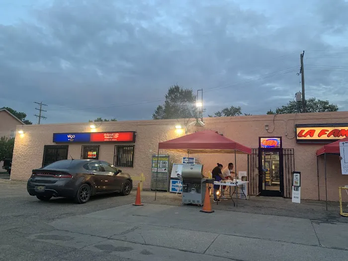 La Familia Stop-N-Shop 0