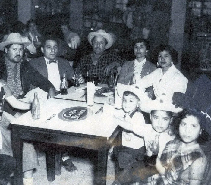 La Familia Stop-N-Shop 9