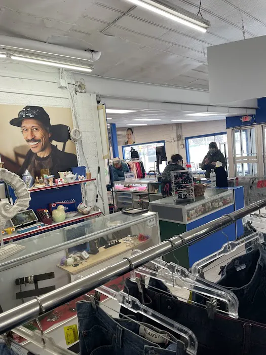 Volunteers of America Thrift - Lansing South 5