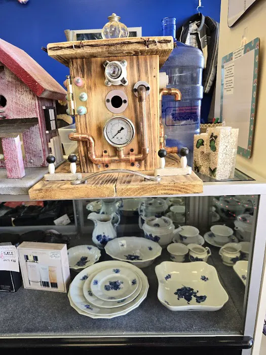 ReClaimed Creativity, Ninni's Re$ell Shoppe 1
