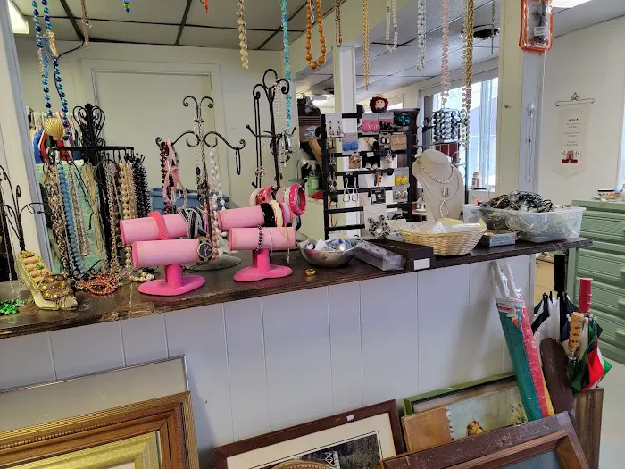 Valerie's Gallery Resale Shop 5