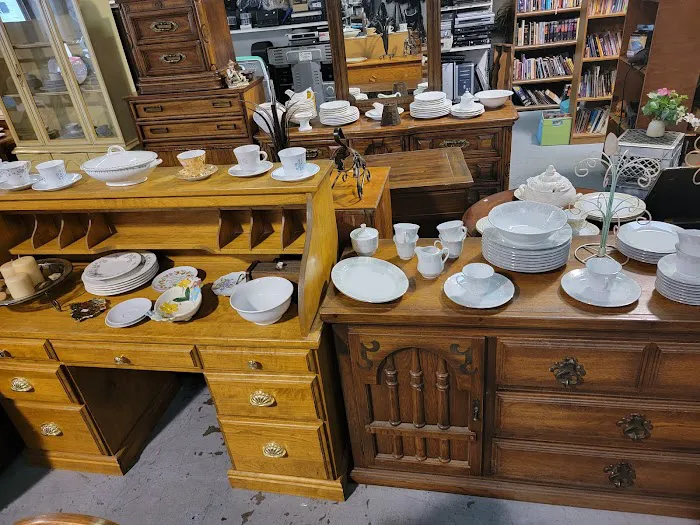 Valerie's Gallery Resale Shop 9