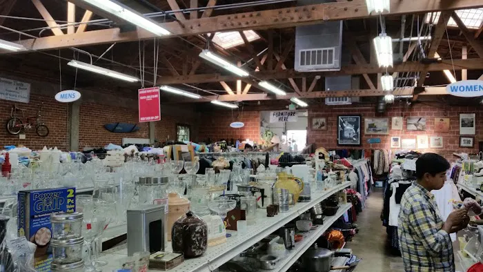 Avenue Thrift benefiting Boys & Girls Club 0