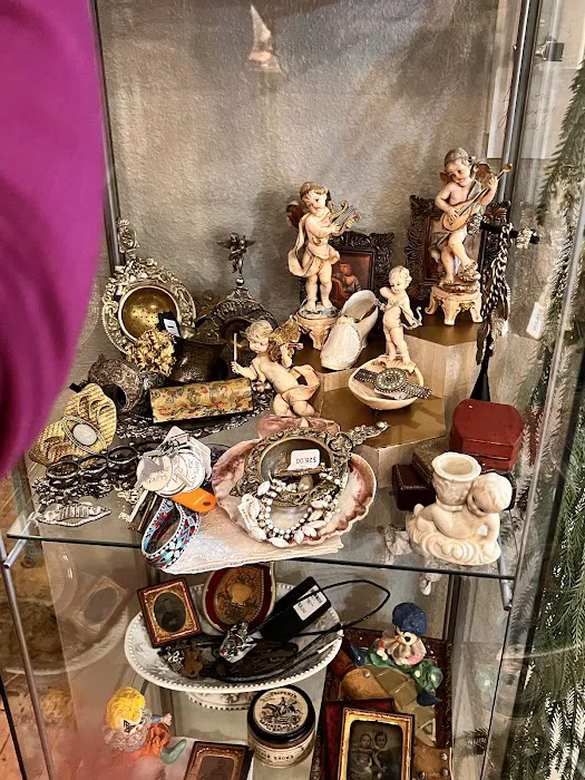 Eras Vintage Marketplace 9