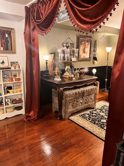 Eras Vintage Marketplace 8
