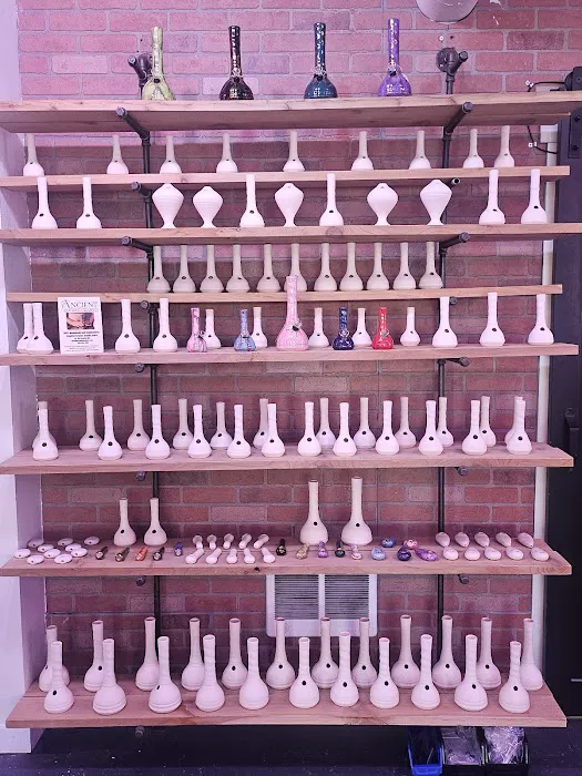 Liv Savvy Redmond - Vape, Disposables, Kratom, CBD, Pottery Classes, Hand Blown Glass, Wheel Thrown Pottery 4