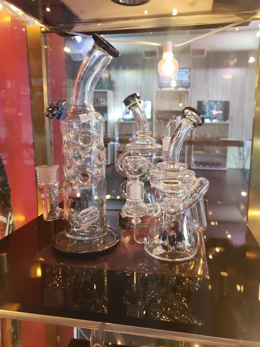 Liv Savvy Redmond - Vape, Disposables, Kratom, CBD, Pottery Classes, Hand Blown Glass, Wheel Thrown Pottery 9