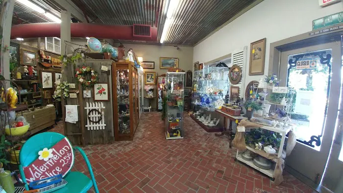 Fourth Street Antiques 8