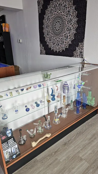 Crazy Bob's Discount Glass and Vapes 4