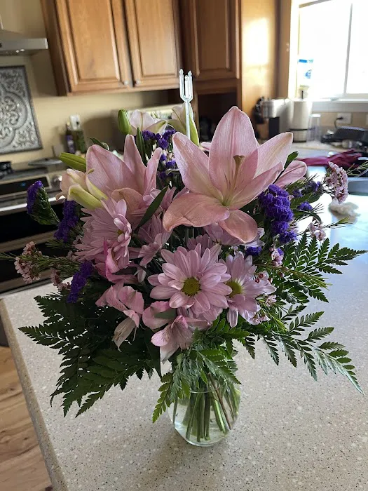 Noni's Flowers & Gifts 4