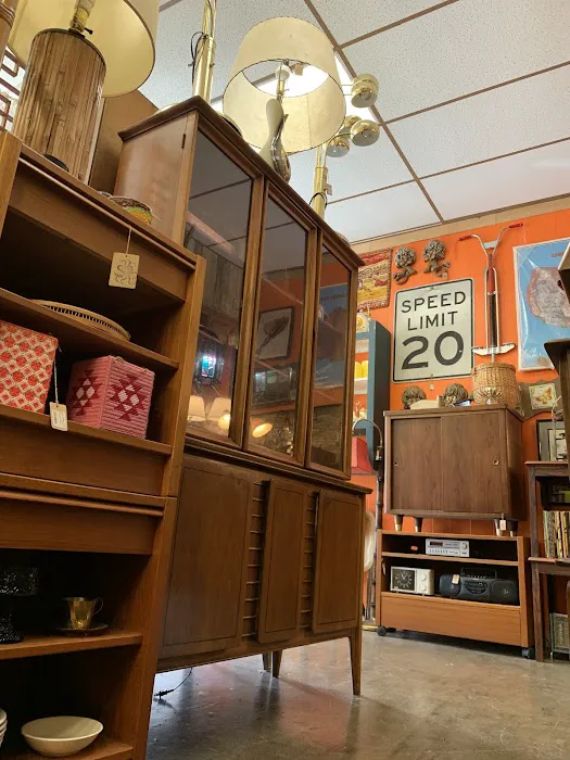 Hakaar's Bazaar Vintage 4
