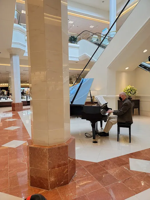 Von Maur 1