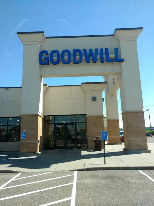 Goodwill - Roseville: Cleveland Ave. N 6