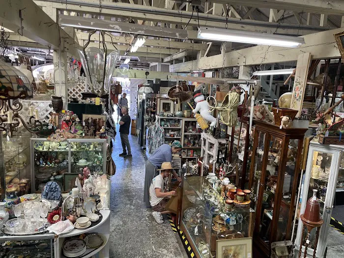 Old Barn Antique Mall Inc 4
