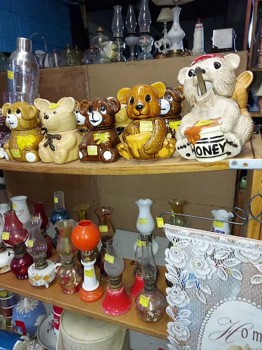 Fantastic Finds Antiques, Collectibles & More 0