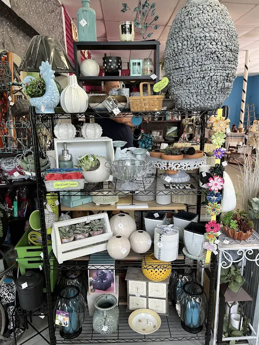 Fantastic Finds Antiques, Collectibles & More 4