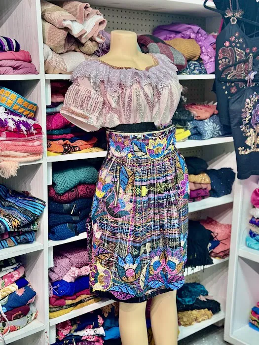 Trajes Típicos y Tienda Chapina 6