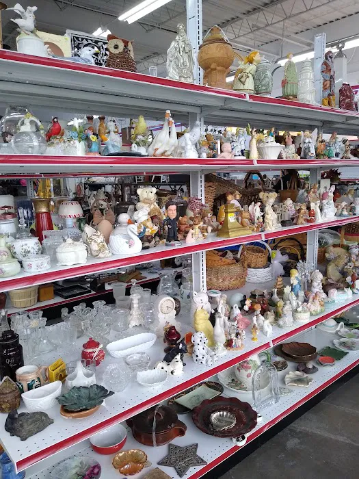 Red Racks DAV Thrift Store 0