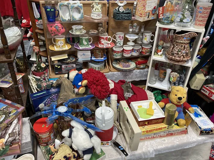 Red Racks DAV Thrift Store 7