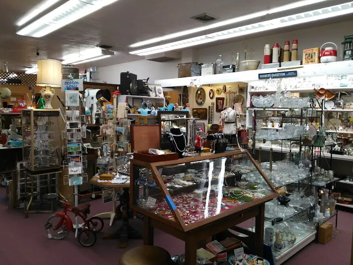Le'Stuff Antique Mall 4