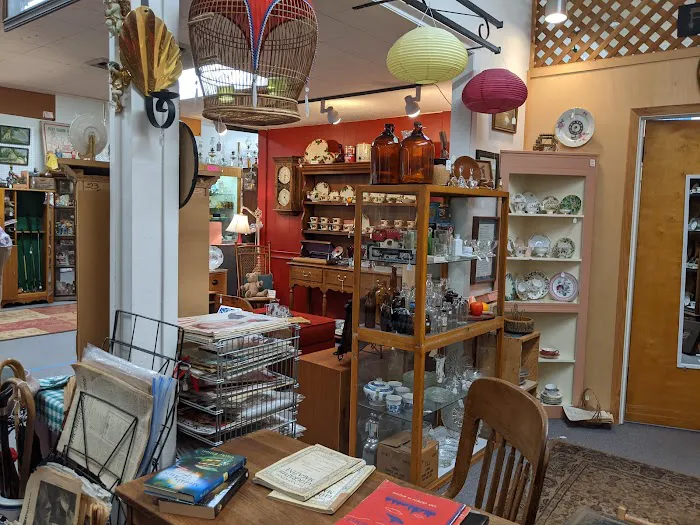 Le'Stuff Antique Mall 5