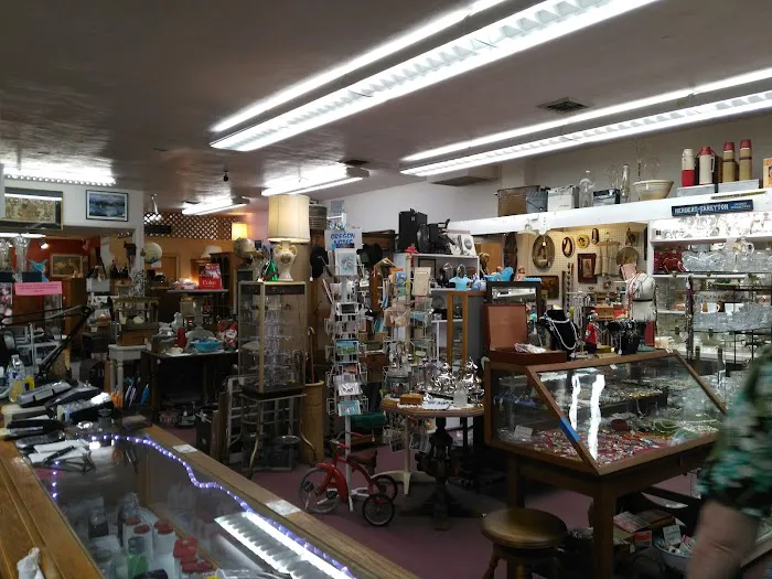 Le'Stuff Antique Mall 3