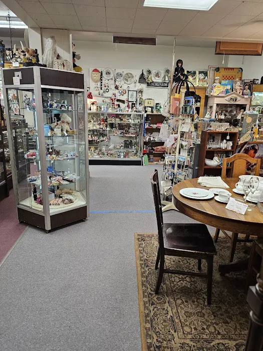 Le'Stuff Antique Mall 9