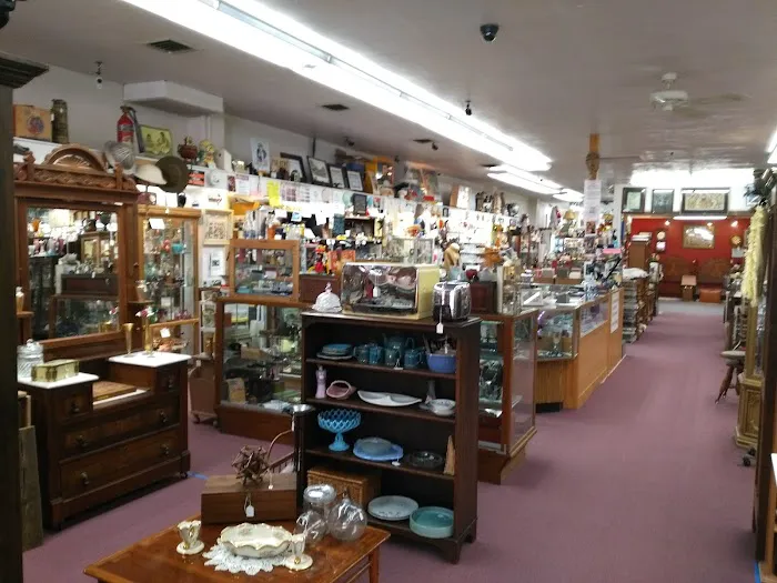 Le'Stuff Antique Mall 7