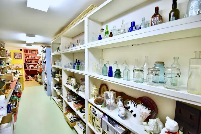 Nostalgia Antiques And Collectibles Store 4