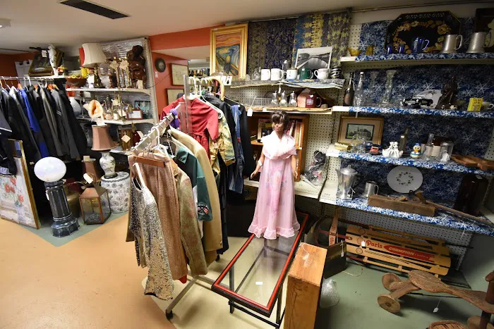 Nostalgia Antiques And Collectibles Store 7