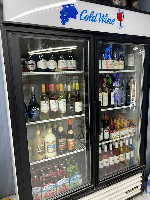 Vineyard Liquor & Tanning 0