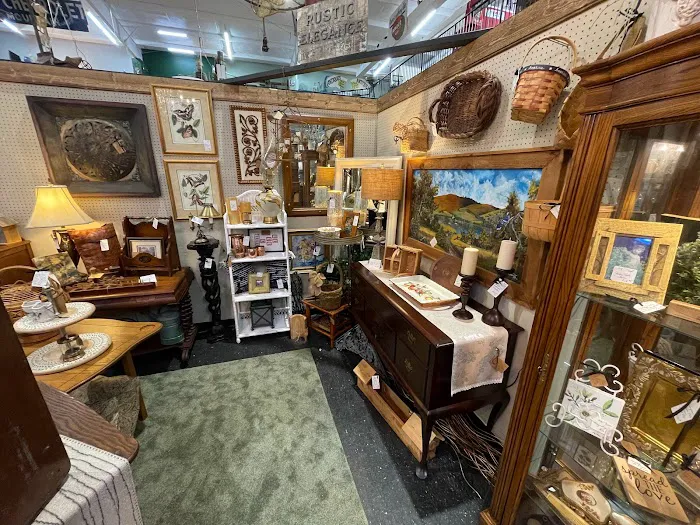 Braxton's Antique Mall 6