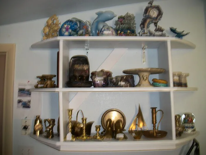 Hidden Treasures Antiques, Collectibles & Gifts 5