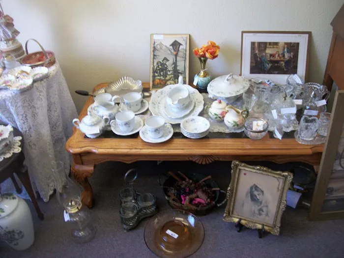 Hidden Treasures Antiques, Collectibles & Gifts 7