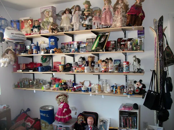 Hidden Treasures Antiques, Collectibles & Gifts 8