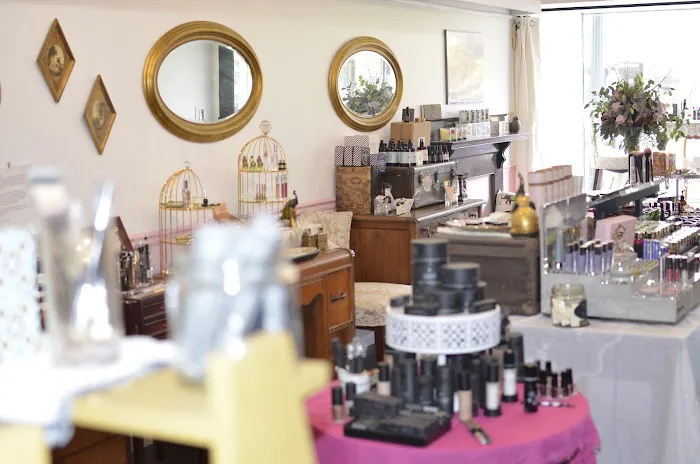The Gilded Girl Beauty Emporium 10
