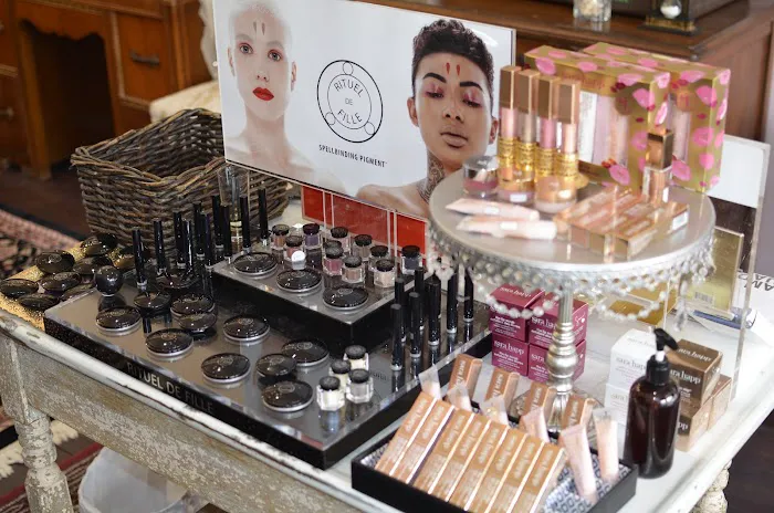The Gilded Girl Beauty Emporium 11