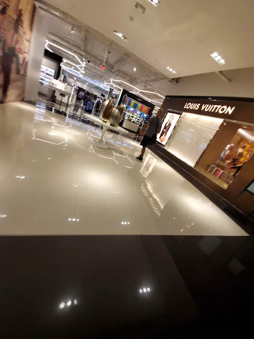 Bloomingdale's 6