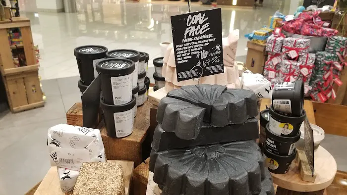 Lush Cosmetics Glendale Galleria 5