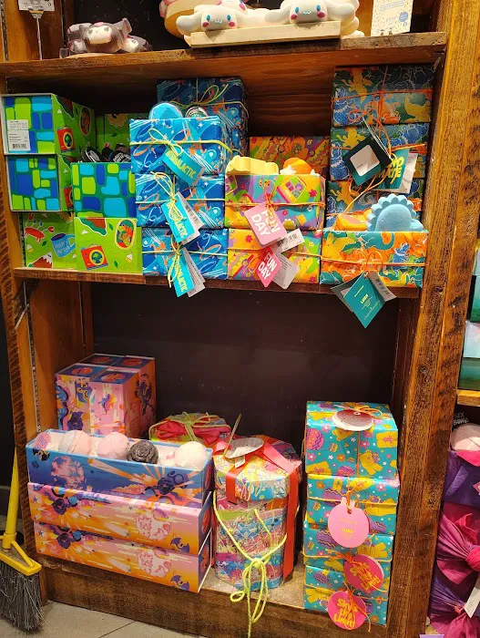 Lush Cosmetics Glendale Galleria 3