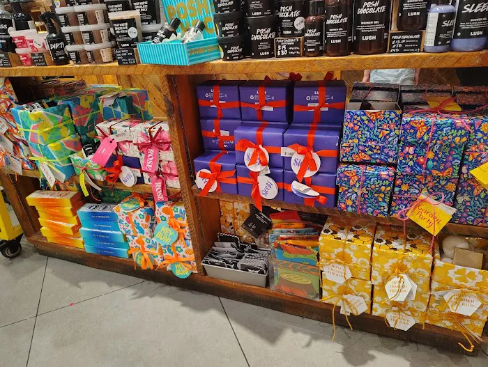 Lush Cosmetics Glendale Galleria 4